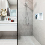 Ducha de rejilla oculta isntalada en un baño moderno