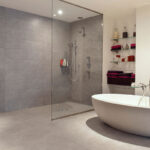 Ducha de rejilla con pendiente a cuatro aguas instalado en un baño moderno.