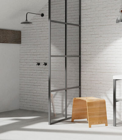 Sistema de desagüe oculto bajo pieza cerámica, diseñado para duchas con pendientes a 1, 2 o 4 direcciones instalado en un baño moderno