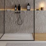 Ducha de rejilla fina con acabado revestible isntalado en una ducha