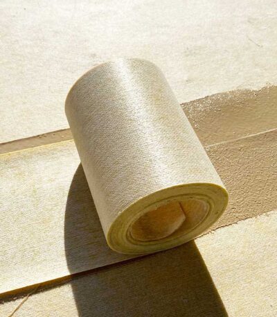 Lámina DRY50 presentada en forma de bandas para el tratamiento de los encuentros con paramentos verticales y horizontales, y en la realización de uniones a cubrejunta.