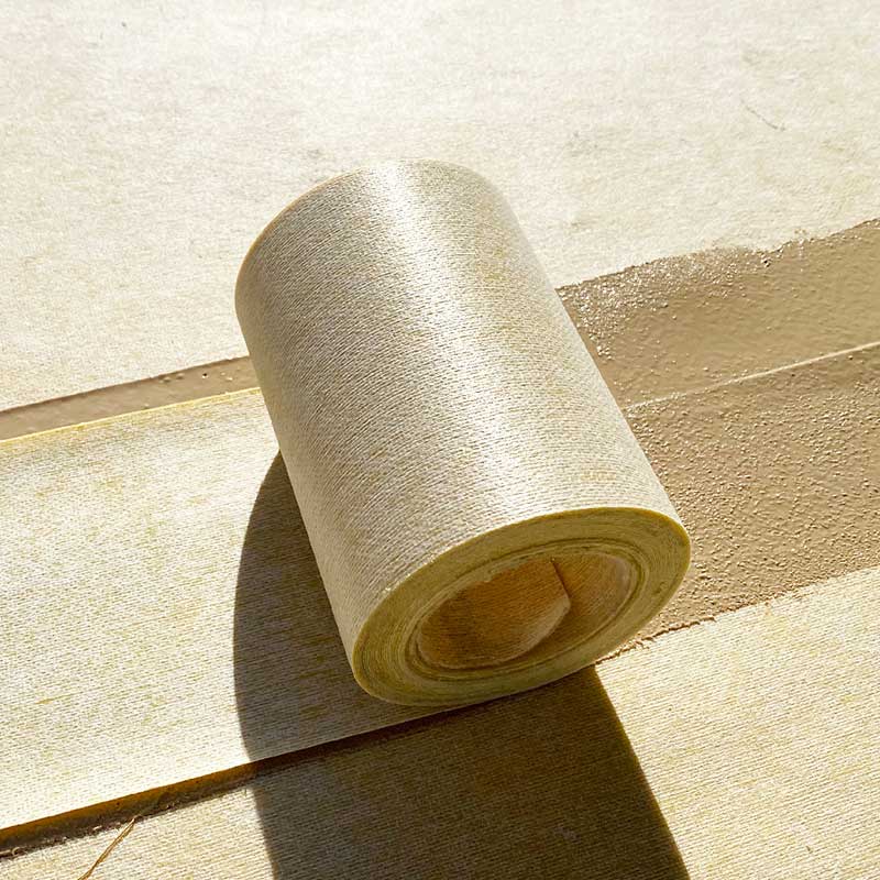 Lámina DRY50 presentada en forma de bandas para el tratamiento de los encuentros con paramentos verticales y horizontales, y en la realización de uniones a cubrejunta.