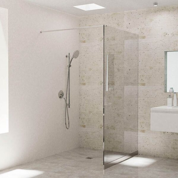 Ducha de rejilla con pendiente a cuatro aguas instalado en una ducha de obra.