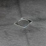 Ducha de rejilla con pendiente a cuatro aguas.