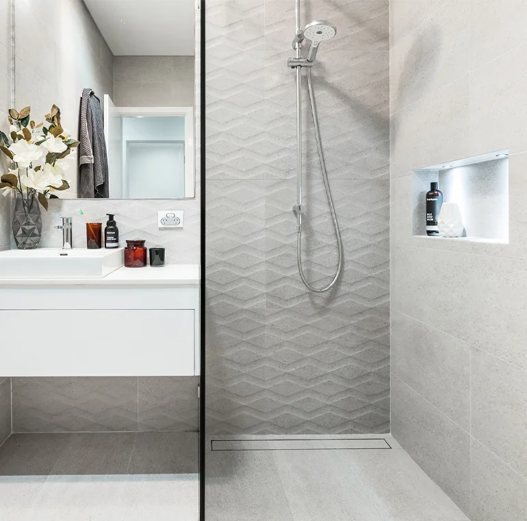 Ducha interior impermeabilizada con los sistemas de impermeabilización para duchas de Revestech