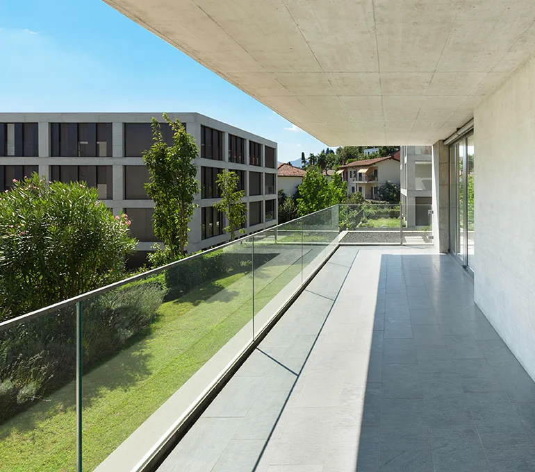 Terraza moderna impermeabilizada con láminas para terrazas de Revestech